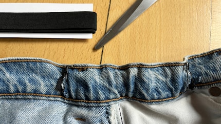 Thread the ribbon through the tunnel and secure it at both ends with a safety pin.