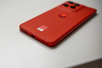 Kevin mag das Pantone-Rot des Motorola Edge 50 Neo.