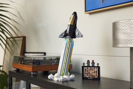 In addition to the rocket, the set includes two minifigures and 49 other heads.