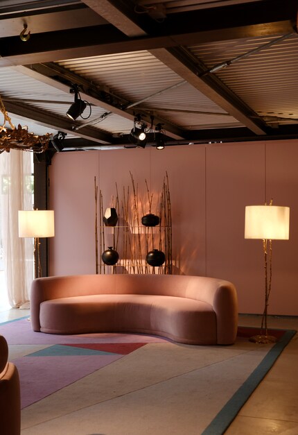 Runde Sofas wie das ausgestellte im Nilufar Schaudepot eignen sich sowohl für Alleingänge als auch für gesellige Runden.