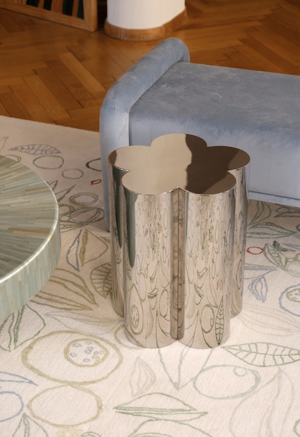 Blumenformen wie die des Hockers von Furn Object sind sympathisch, weil sie natürliche Harmonie und Schönheit verkörpern.