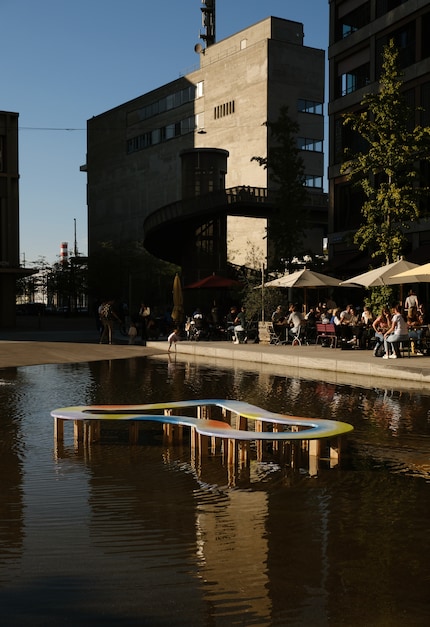Die organisch geformte Bank im Wasserbecken von Yael Anders ist ein Eisbrecher.