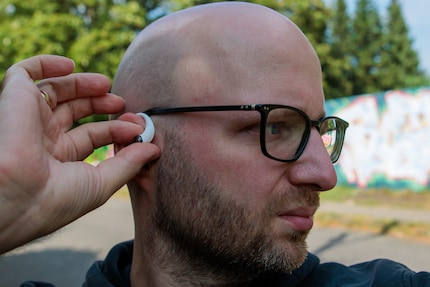 Das Drücken der Ear (open) fühlt sich weniger merkwürdig an, als es aussieht.