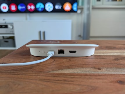 Auf der Rückseite des Google Streamers gibt es drei Anschlüsse und eine Taste, um die Fernbedienung läuten zu lassen.