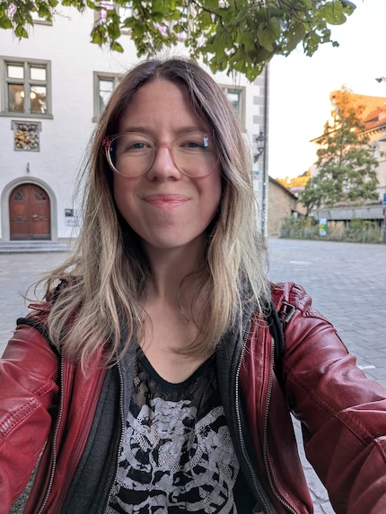Über die Hauptkamera kann ich ebenfalls Selfies machen dank aufklappbarem Bildschirm. Da brauche ich für gutes Bokeh nicht einmal den Portraitmodus