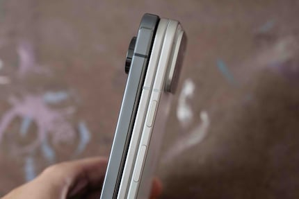Das Pixel 9 Pro Fold ist bündig geschlossen nur einen Zentimeter dick. Hier im Vergleich mit dem Google Pixel 9 Pro (links).