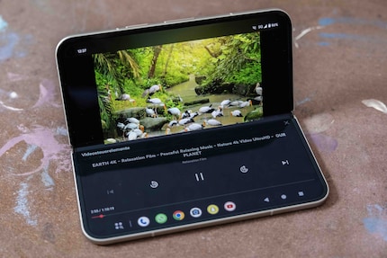 Videos schaue ich beim Pixel 9 Pro Fold halb aufgeklappt, ohne das Phone halten zu müssen.