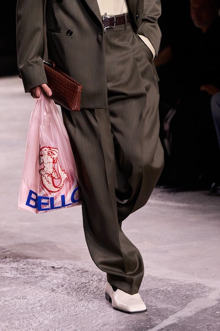 Bei Bottega Veneta matchen die Schuhe das Hemd statt den Gürtel.