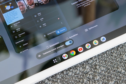 Um das Dock dauerhaft einzublenden, musst du länger auf den Strich links der Apps drücken.