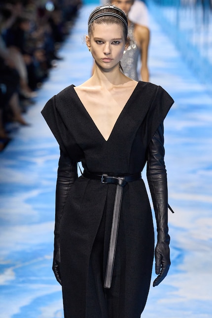 Dior hingegen stylt es mittig.