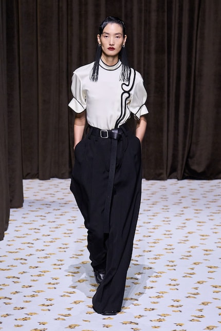 In der Frühjahrskollektion 2025 von Jil Sander baumelten die Ohrringe und Gürtelenden.