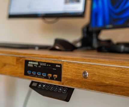 Der silberne runde Knopf dient zum Einschalten. Zudem hat Jonathan diverse USB-Anschlüsse und dergleichen als Multifunktionsslot eingebaut.