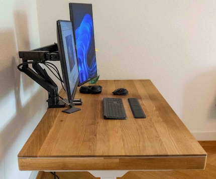 Jonathans PC ist in einen Holztisch eingebaut.