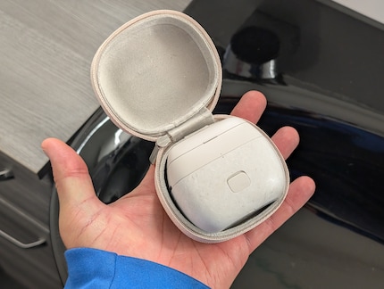 The shaver is nice and compact, ideal for when you’re travelling.
