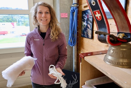 Product Manager Susanne Leutner with a rope, the insulation material and a Loopinsulation jacket.