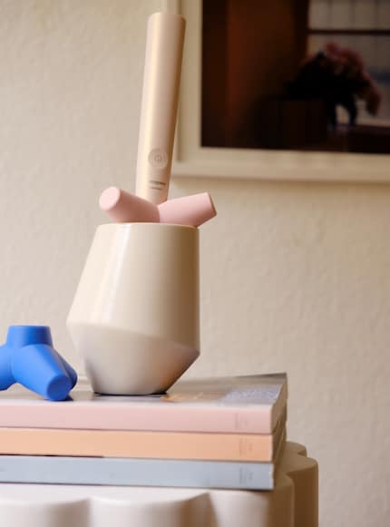 Die passende Tasse macht die Zahnbürste zum Deko-Objekt.