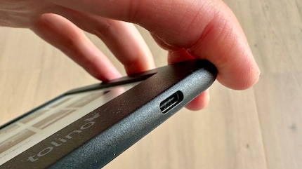 Geladen wird per USB-C; ein leerer E-Reader ist nach drei Stunden wieder voll.