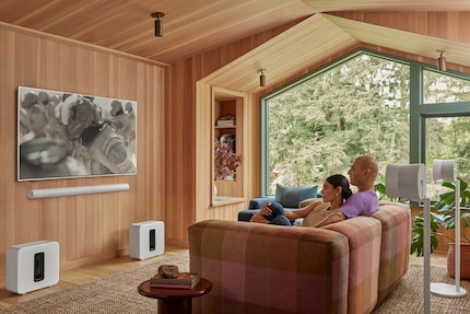 Die Sonos Arc Ultra soll mit nur zwei nach oben gerichteten Treibern die Illusion von vier Deckenlautsprechern erzeugen.