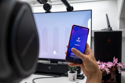 Über die Smartphone App kann ich das Headset während dem Zocken konfigurieren.
