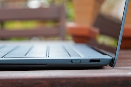 Die Taste neben dem USB-C-Anschluss auf der rechten Seite schaltet die Kamera ein und aus.
