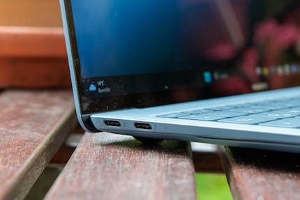 Über die zwei USB-C-Anschlüsse (Thunderbolt 4) auf der linken Seite lässt sich das MateBook laden.
