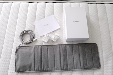 Das Unboxing vermittelt Wertigkeit. In der Schachtel sind die Matte, ein Kabel, die Anleitung und zwei Netzteile.
