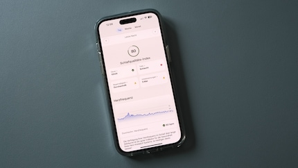 Mit etwas Vorschlaf auf der Couch komme ich auf viele Schlafstunden; die App kreidet mir aber negativ an, dass ich zum Weiterschlafen dann doch ins Bett gewechselt bin.