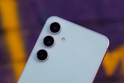 The high rings around the cameras typical of the S24 series can also be found on the FE.
