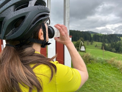 Weniger trinken, damit man seltener austreten muss, ist auch keine (gesunde) Lösung. Für euch probiert.