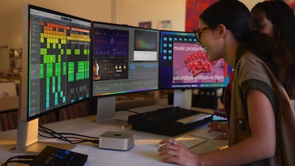 The Mac Mini supports up to three monitors in all configurations.
