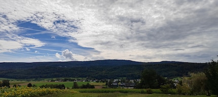 You can tell there’s a change in the weather with a thunderstorm approaching from the west, accompanied by strong winds.