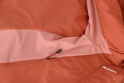 Die Seitenpanels aus weichem Stoff machen die Jacke extra dehnbar.