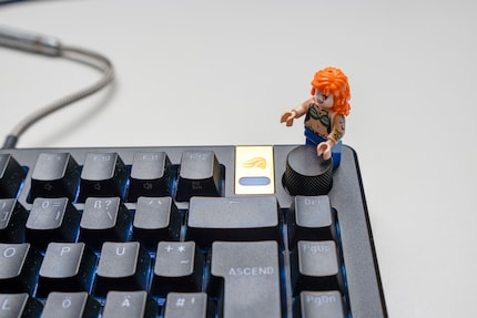 Nein Nami, das ist kein Gold, sondern der austauschbare Badge der Tastatur.