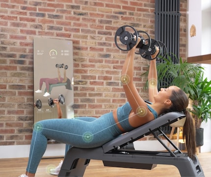 Spiegelein, Spiegelein an der Wand – jetzt kommentiert er nicht mehr nur die Schönheit, sondern treibt beim Workout an.