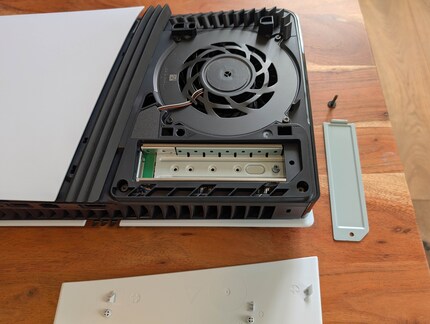Sobald der Deckel entfernt ist, kannst du die SSD einstecken.