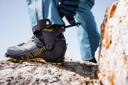 Der Schuh lässt sich auch mit Handschuhen vom Lauf- in den Ski-Modus verstellen, die Sohle bietet Halt auf Fels und Schnee