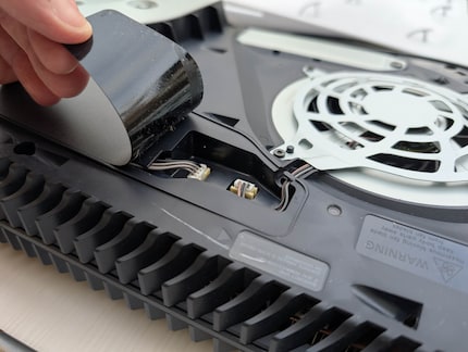 The fan connector cover is glued.