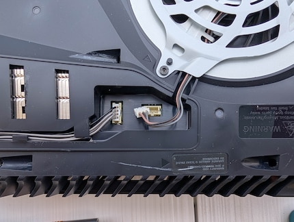 The fan plug shouldn’t be pulled out by the cable.