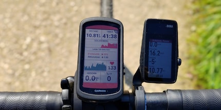 You can see the Garmin Edge 1040 Solar on the left. The Dura, with the typical Coros dial, is positioned next to it on the right. If you’re thinking that the screen looks tricky to read, the photo’s deceptive. The readability’s good.