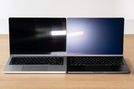 Direkte Lichteinstrahlung verschlechtert den Schwarzwert beim Nanotexturglas (rechts) auf einer grösseren Fläche.