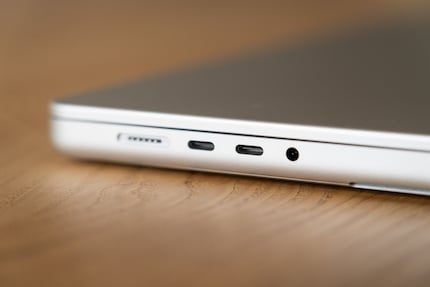 Mit Pro- und Max-Chip unterstützt das MacBook Pro nun Thunderbolt 5.
