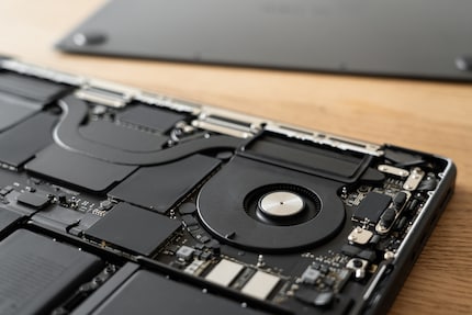 Selber mehr RAM oder SSD nachrüsten geht längst nicht mehr, da alles auf der Platine verlötet ist.