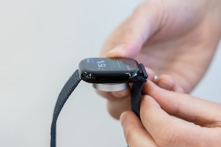 Auf dem Ladepuck lädt die neue Apple Watch so schnell wie noch kein Modell vorher.