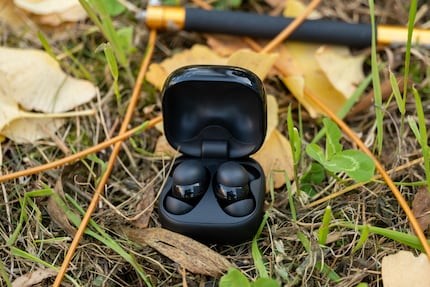 Sind die Hörer im Case, werden sie geladen und bieten mit aktiver Rauschunterdrückung insgesamt 21 Stunden Sound.