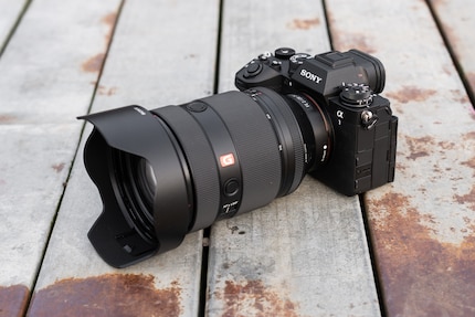 The Sony Alpha 1 II together with the new FE 28-70 mm f/2 GM.