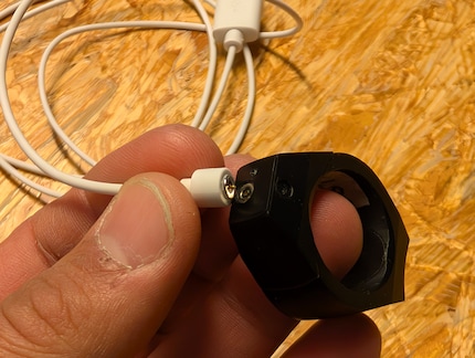 Der Akku hält einen Arbeitstag und kann danach über einen magnetischen Anschluss aufgeladen werden.