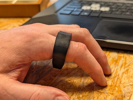 Der Ring erkennt, wenn ich auf einer Oberfläche Bewegungen ausführe.