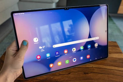 Gewohnt hochwertig, spiegelt aber: das AMOLED-Display.