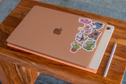 Im Gegensatz zu meinem Macbook Air (M1) ist das Galaxy Tab (unten) signifikant grösser.