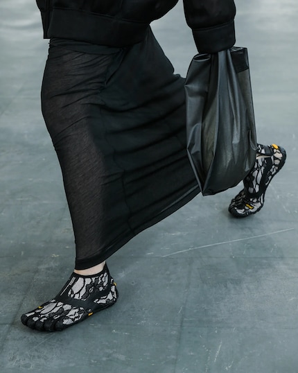 In Kollaboration mit dem japanischen Label Suicoke entstanden unter anderem diese «Fivefingers» aus Spitze.